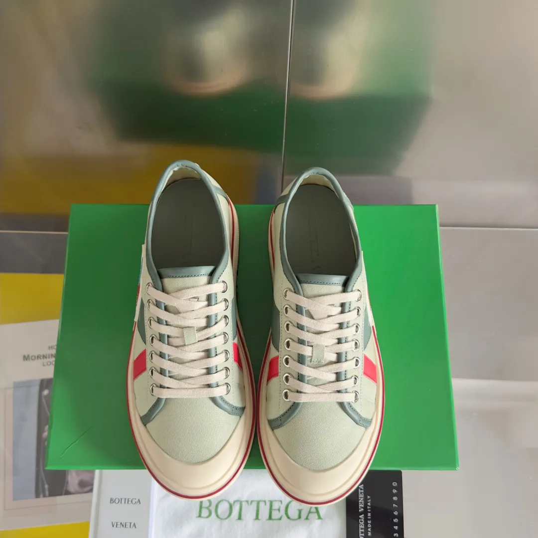 Top version: Couple model 560💰 Bottega Veneta Bottega Veneta BV’s latest Eliot series retro basketball shoes casual sports canvas shoes Bottega Veneta 2025 spring and summer show new shoes Eliot is on the market. Inspired by retro basketball sneakers, the color combination highlights youthful vitality and perfectly interprets the theme of youth and childlike innocence. The details are also very particular. The summer canvas brings excellent durability and comfort. Designs such as calfskin trim, rubber toe caps and hand-painted retro red lines are full of retro feel. The round toe and convex sole add a modern feel. Exquisite packaging at the delivery counter🛍📦 ▪️Fabrics: Original customized high-density canvas + cowhide ▪️Inner lining: Original customized breathable canvas ▪️Sole: Original open-molded anti-slip TPU material ▪️Sole thickness: 3CM ▪️Size: Women’s 35-41 / [Men’s 39-45 pre-sale]